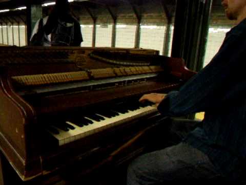 Subway Sounds - Colin Huggins plays clair de lune ...