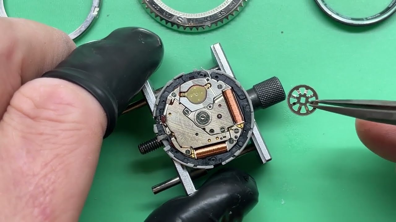 Seiko 101: Changing the capacitor in a kinetic. Gen 1 Landmaster
