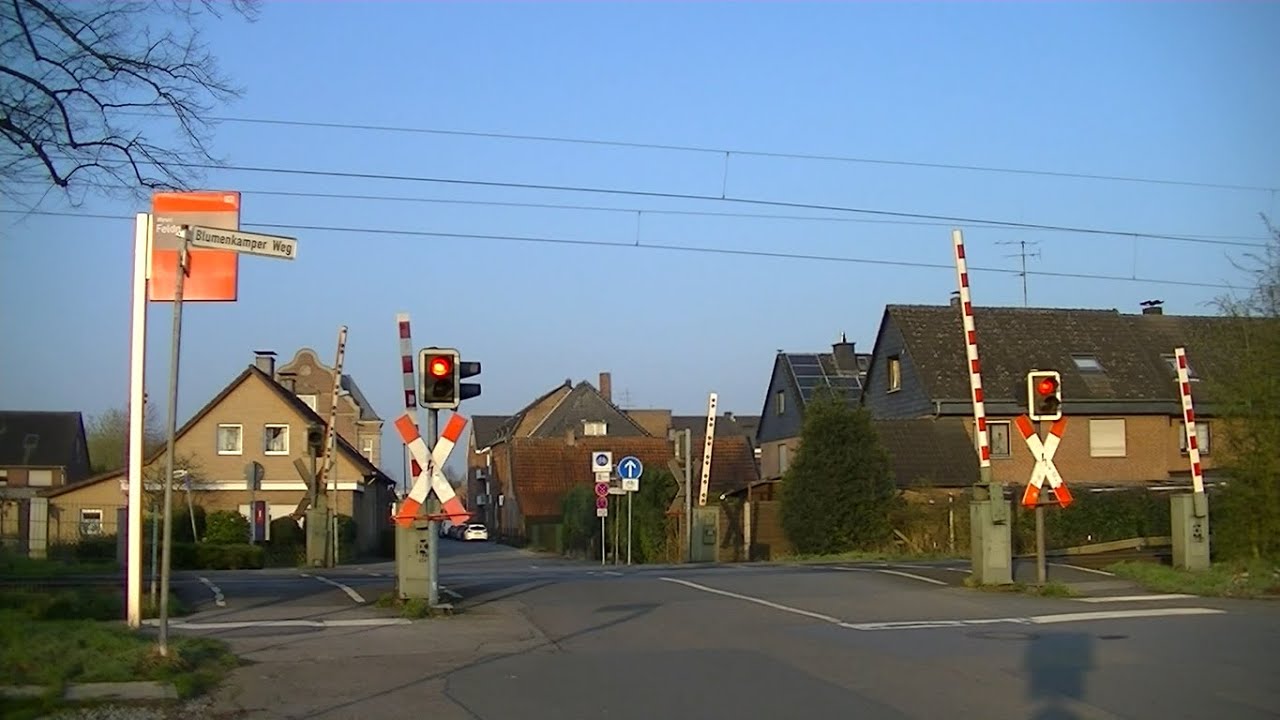 Spoorwegovergang Wesel Feldmark (D) // Railroad crossing // Bahnübergang