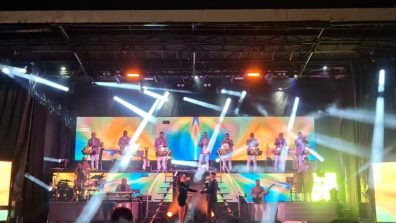 Orquesta los satelites actuando en budiño san blas