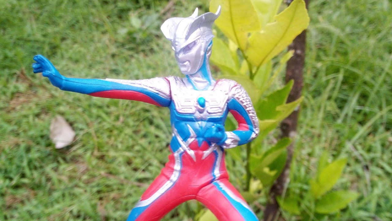 Mencari mainan  Ultraman  Zero Taiga ORB  Ginga di kebun 