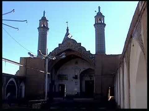 Kashan (en persan : ÙØ§Ø´Ø§Ù) est une ville d'Iran situÃ©e entre TÃ©hÃ©ran et Ispahan. Elle fut renommÃ©e au Moyen Ãge pour ses ateliers de cÃ©ramique. En effet, le nom de la ville trouve son origine dans le nom persan dÃ©signant le carreau de cÃ©ramique, kashi. Kashan est la premiÃ¨re des larges oasis le long de la route entre Qom et Kerman le long des dÃ©serts dans le centre de l'Iran. Son charme est donc principalement dÃ» au contraste entre les immensitÃ©s des dÃ©serts et la verdure des oasis bien entretenues. Le sultan Malik Shah Ier de la dynastie seldjoukide y fit construire une forteresse au XIe siÃ¨cle. Les murs de cette derniÃ¨re sont encore visibles aujourd'hui au centre de la ville. Le cÃ©lÃ¨bre jardin Bagh-e Fin, oÃ¹ le chancellier de Nasseredin Shah, Amir Kabir fut assassinÃ© en 1852 se trouve Ã  Kashan. L'astronome al-Kachi qui travailla avec le prince-astronome Oulough Beg Ã  Samarcande au XIVe siÃ¨cle Ã©tait originaire de cette ville. Kashan a subi un tremblement de terre en 1778. Kashan is a city in the province of Isfahan, Iran. It had an estimated population of 272359 in 2005 [1]. The etymology of the city name comes from the Persian word Kashi, which translates into the English word tile. Kashan is the first of the large oases along the Qom-Kerman road which runs along the edge of the central deserts of Iran. Its charm is thus mainly due to the contrast between the parched immensities of the deserts and the greenery of the well-tended oasis. Archeological discoveries in the <b>...</b>