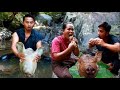 Survival in the rainforest - Cooking head pig in the forest and eat with a women - Eating delicious