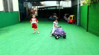 990701嘟嘟妹第一天上幼稚園-12玩小車