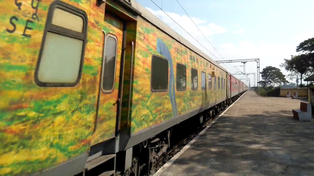 22808 Chennai Central-Santragachi SF AC Express blasting past ...