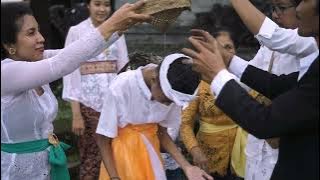 Mebayuh Oton lan Menek Teruna