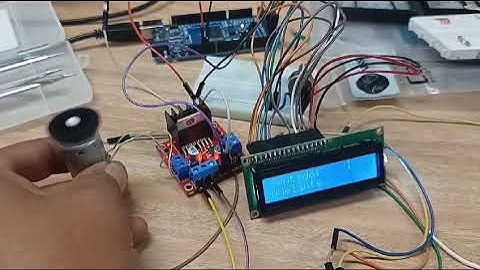 Adelante y Atrás - Movimientos indicados en pantalla LCD - Práctica con Arduino
