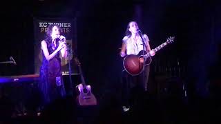 Suzzy Roche and Lucy Wainwright Roche a capella (excerpt) screenshot 4