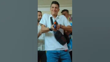 الشباب بتاعت صيدليات يا عبد القادر نص احمر ربع ابيض شجره صيدليات يا عبد القادر 