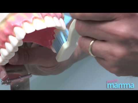 Video: Come Insegnare A Un Bambino A Lavarsi I Denti