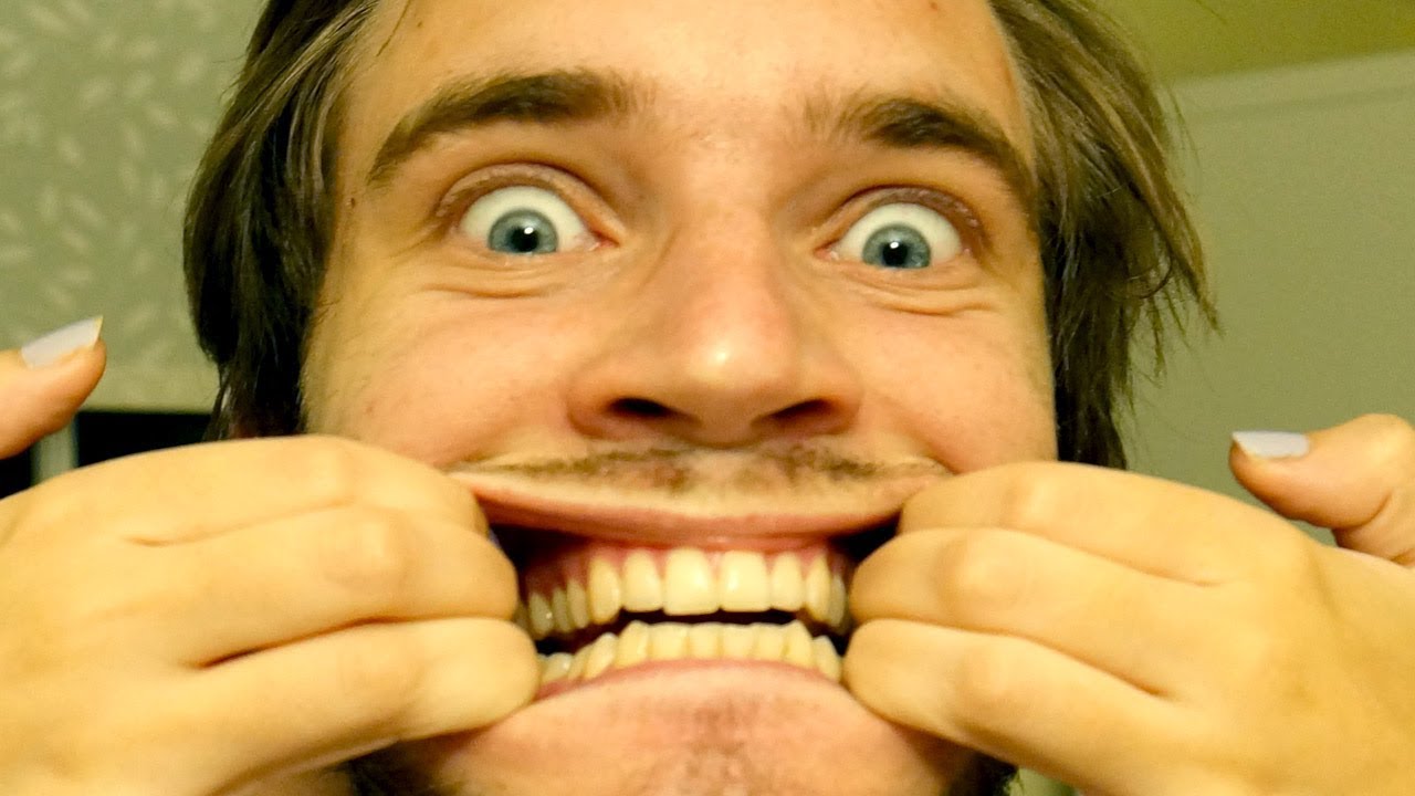 улыбка через. терминатор 2 улыбается. мужик улыбается. натянутая улыбка. улыбка через.