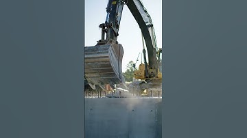 Incredible Precision by this Excavator Operator! 勞