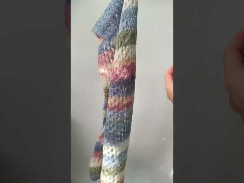 Пухнастий смугастий вʼязаний шарф із кід мохеру, видео 1