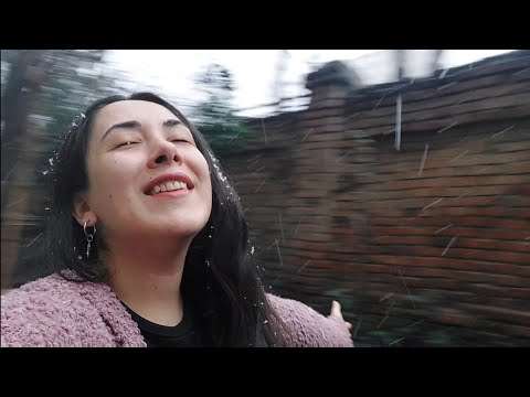 თოვს და მე ბედნიერი ვარ