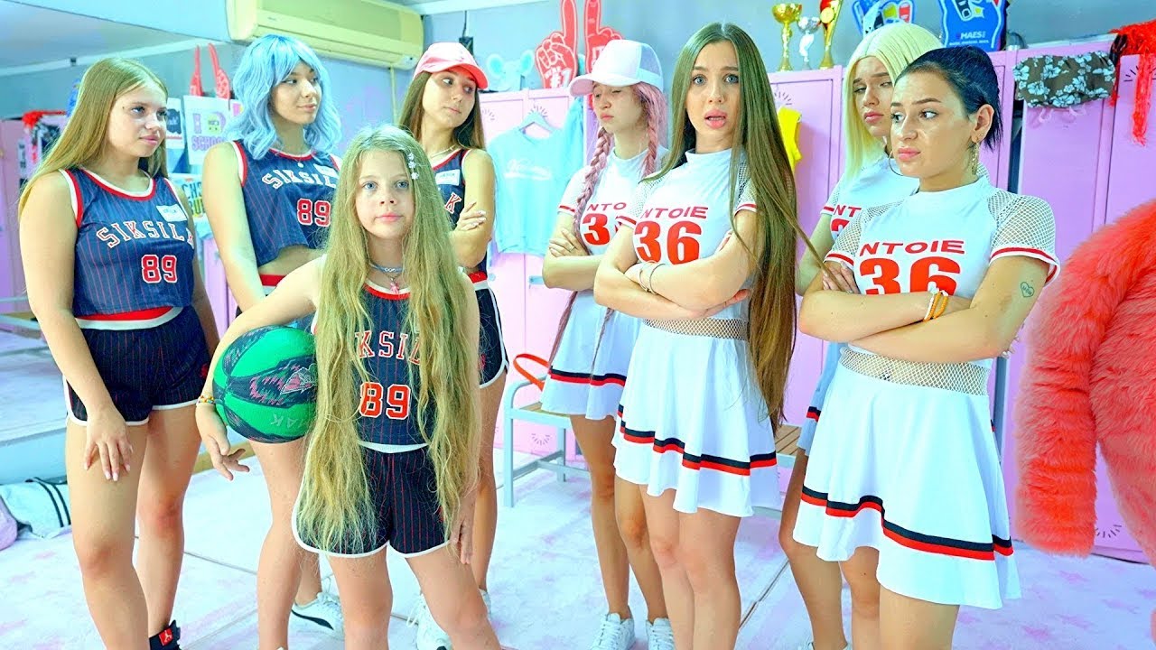 Дајана и Дана су сада ривалке?! Непознати навијач жели да постане маскота! Ко је он?