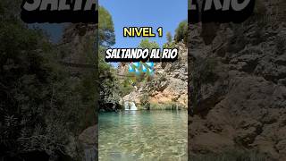 Saltando al rio desde lo más alto posible!