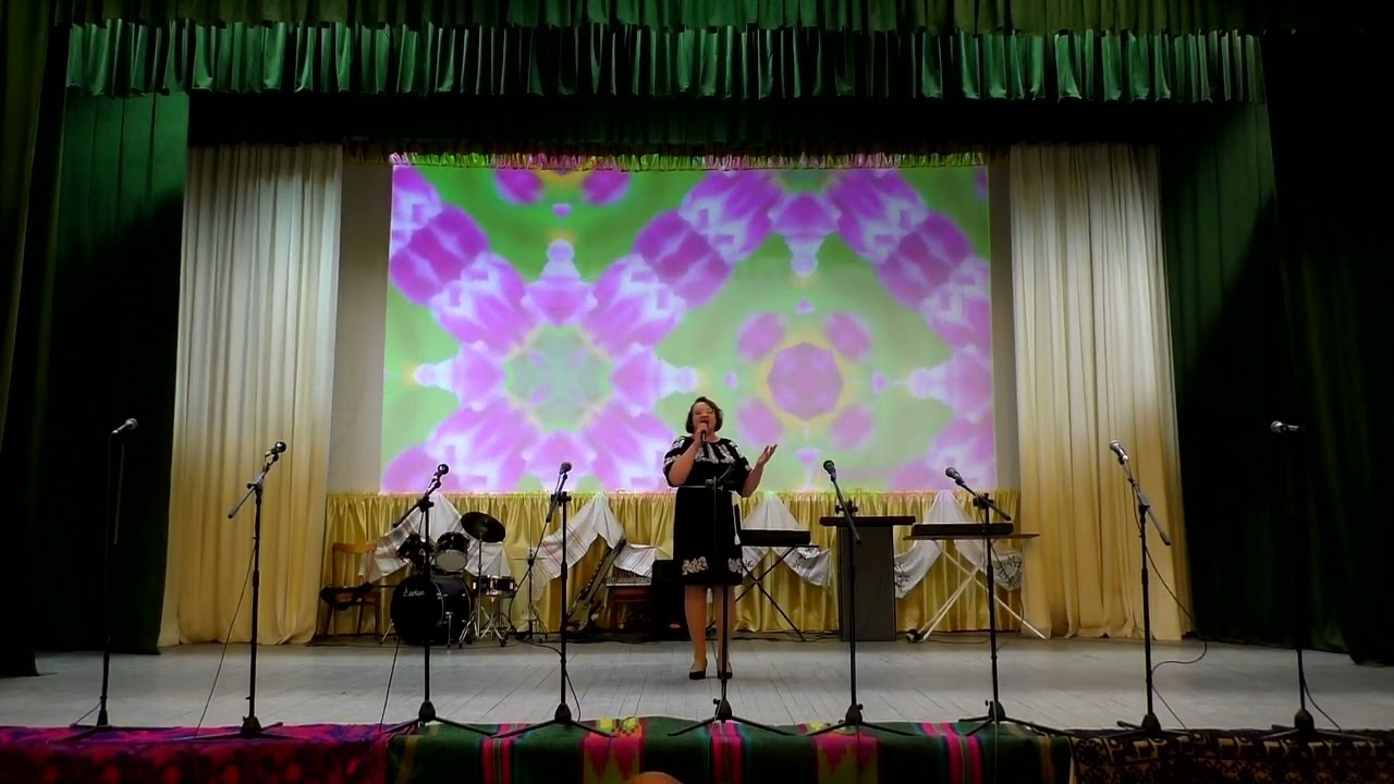 Солістка народного вокального ансамблю Ностальгія Олена Окішор   Ioane