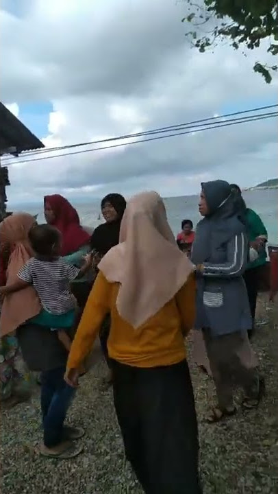 acara joget sambil menikmati keindahan teluk pasarwajo. gas poll