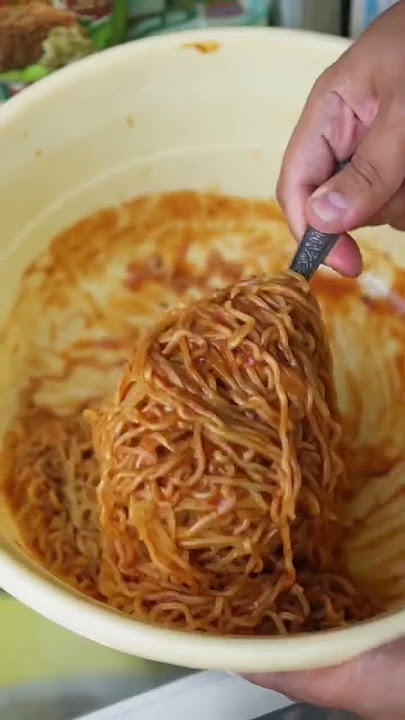 BELI INDOMIE LEVEL PEDAS 100K SEBASKOM!! #wenakcik