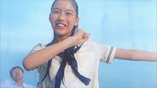 “ポカリ美少女”汐谷友希、水しぶき浴びる爽やかな姿　新CMで学生35人とパワフルな大合唱＆ダンス