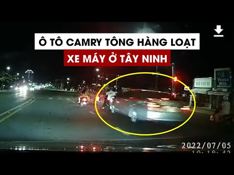 Hãi hùng cảnh ô tô Camry tông hàng loạt xe máy dừng đèn đỏ ở Tây Ninh