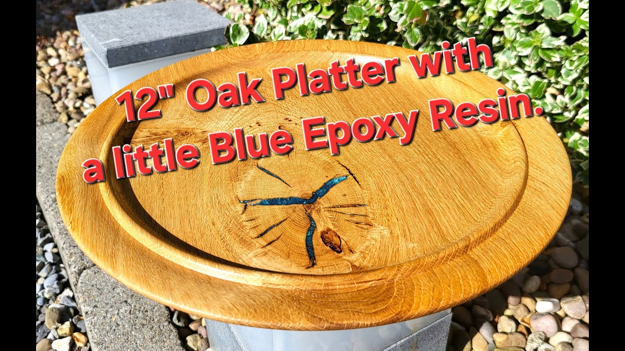 Блюдо из расколотого дуба, украшенное небольшим количеством синей эпоксидной смолы. 