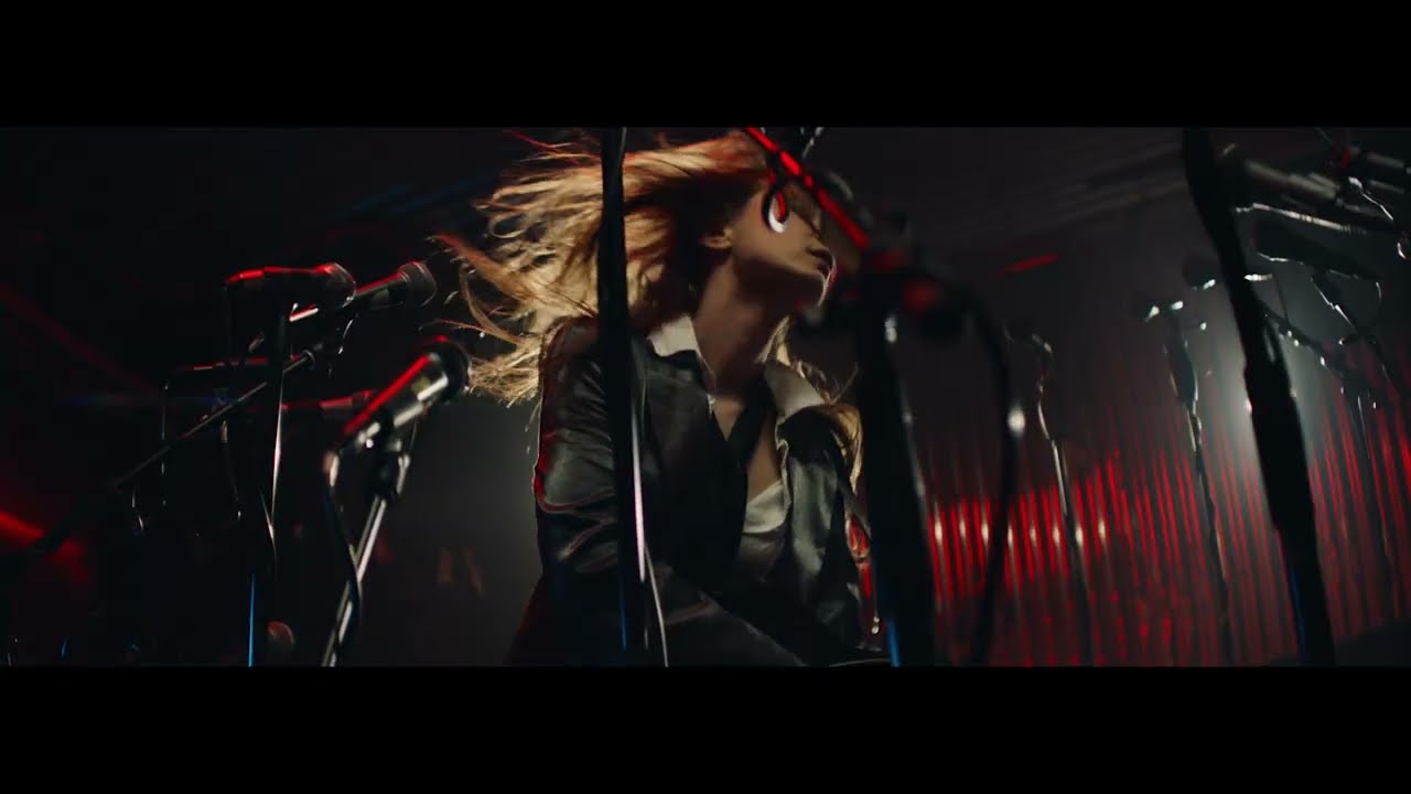 Linn Koch-Emmery - Borderline Iconic (Official Music Video) auf YouTube ansehen Linn Koch-Emmery - Borderline Iconic (Official Music Video) auf YouTube ansehen