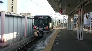 227系が、奈良駅を発車。