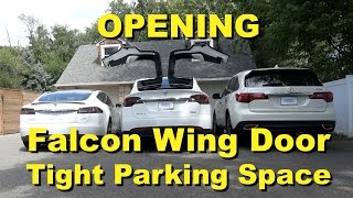 Tesla Model X - Falcon Wing Door in Tight Parking Spaces! (4K)