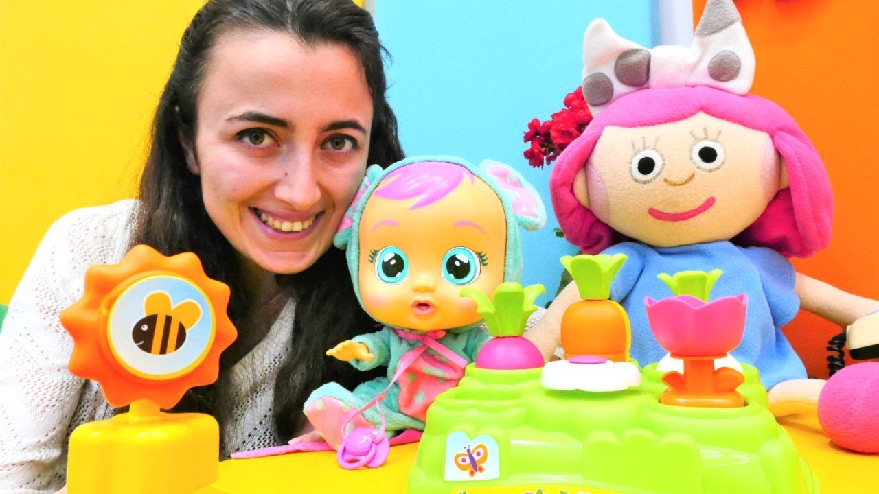 Smarta oyuncak bebek Lala’ya sebzeleri öğretiyor. Eğitici Smarta oyuncak bebek Lala’ya sebzeleri öğretiyor. Eğitici