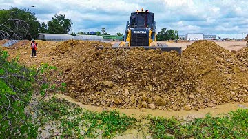 Fast and Powerful! SHANTUI DH17C3 Pro Bulldozer Operator Showing Great Land Skills