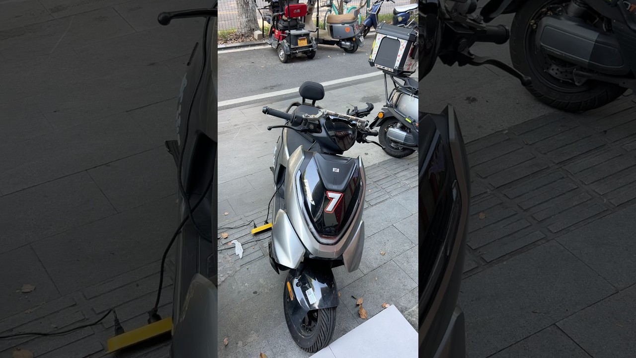 Zeeho AE4 and AE5 side by side.