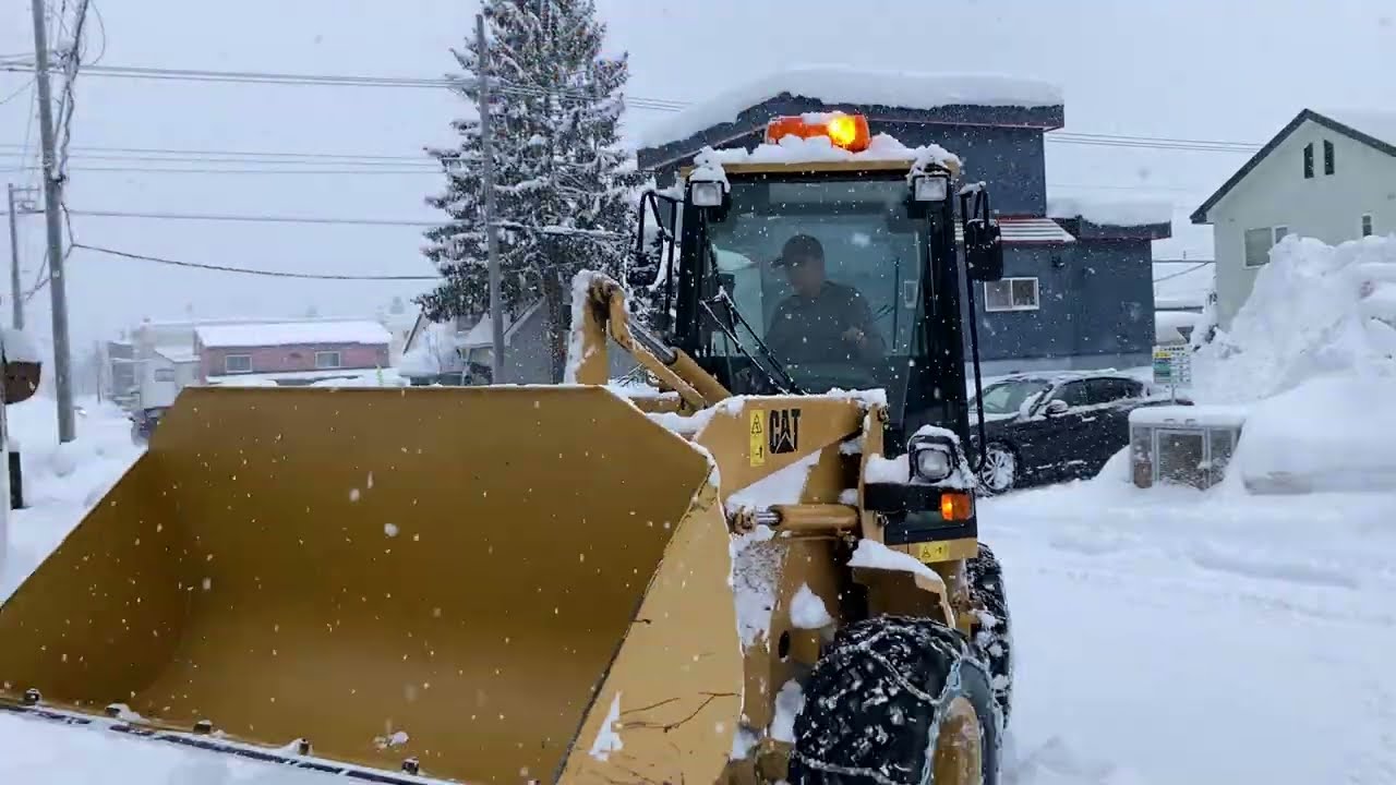 CAT902B 除雪 R8_2_13 除雪 31:50秒頃コケそうになる。危なかった。
