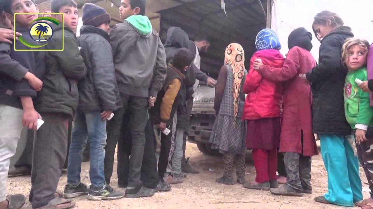 منادي الخير - 711-توزيع الخبز في مخيم معراتة - ادلب - سوريا - 11-1-2016