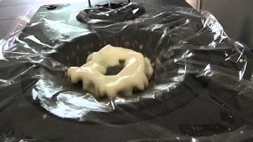 Cornstarch Monster - vibration and the behaviour of shear-hardening fluid