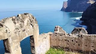 Ruinas en lo alto de la.montaña. en playa de guigui.