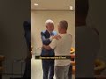 Netanyahu incontra ed elogia l'uomo intervenuto durante l'accoltellamento sul volo di Flydubai
