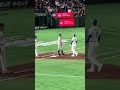 大谷翔平様に喋りかけられる岡本和真さんwww