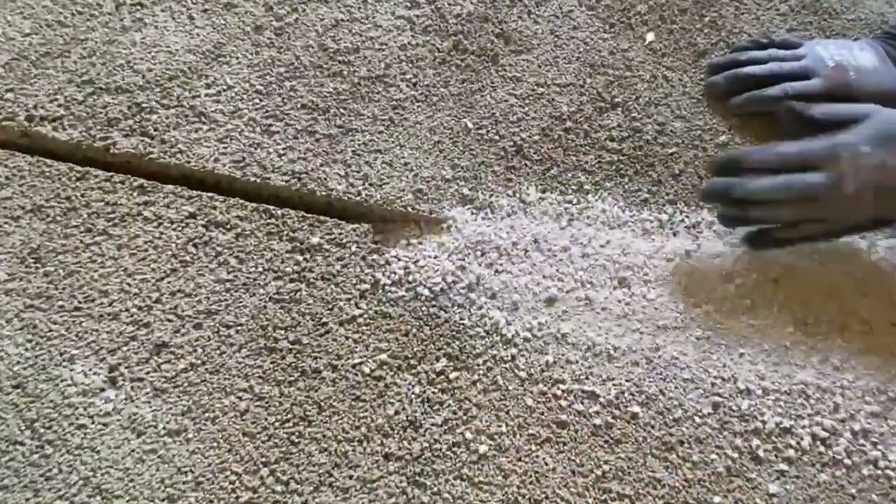 Gebundene Schüttung aufbringen. Trockenestrichplatten verlegen Boden ...