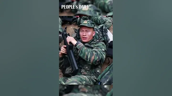 PLA  soldiers are still holding their guns tightly in the sleep - DayDayNews