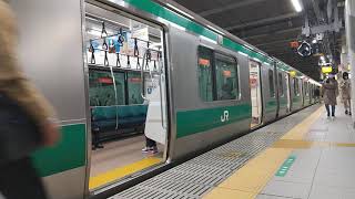 E233系7000番台海老名行発車。新宿駅5番線にて