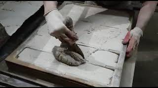 Заливка чулочной полиуретановой формы/Pouring manufactured stone into a polyurethane “stocking” mold