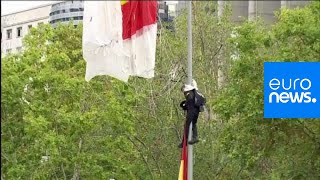 Espagne Le Parachutiste Heurte Un Lampadaire En Plein Défilé