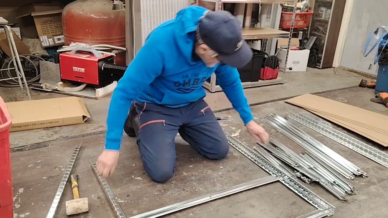 Sekavaan verstaaseen järjestystä. Puuilon hyllyt kokoon 