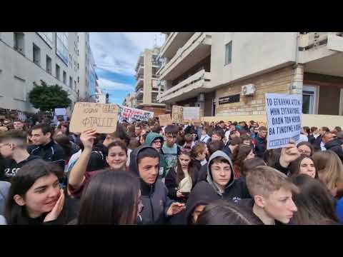 Βόλος: Ξεχειλίζει η οργή στη φοιτητική πορεία για την τραγωδία στα Τέμπη