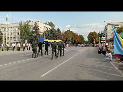 Военнослужащие в/ч №3024 и №3036 вносят государственный флаг Украины