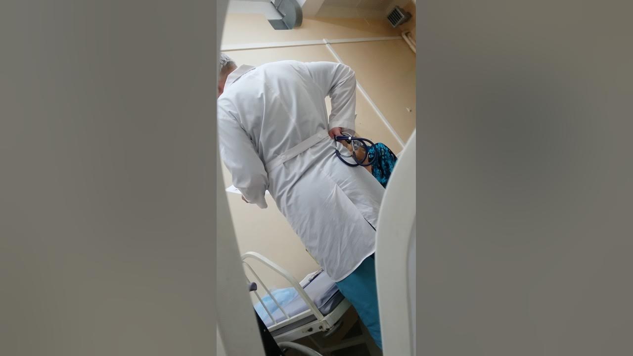 Мужчина в приемном покое. Главврач красного креста смоленск. Больница бердск. Одежда людей в больнице. Больница бэмз бердск.
