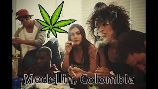 Fumando marihuana en Medellin, Colombia