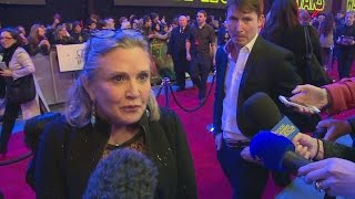 STAR WARS: THE FORCE AWAKENS: Funny! Carrie Fisher arrives with JAMES BLUNT and her dog!