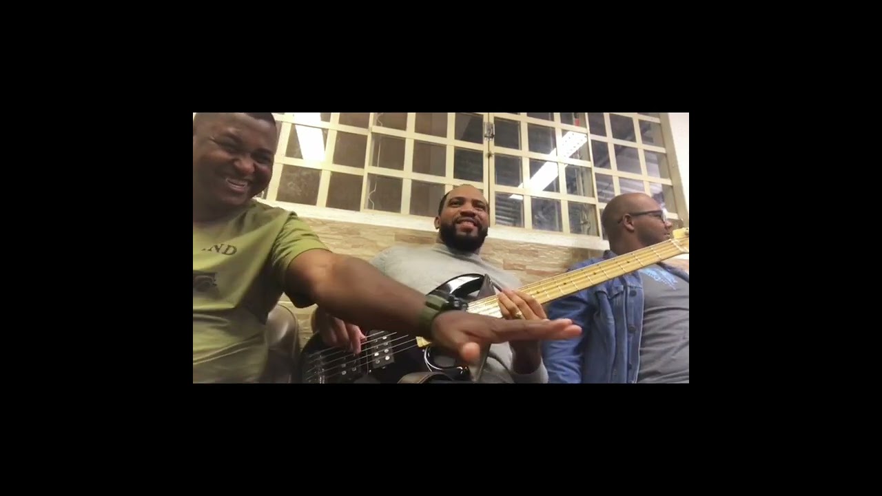 Eta entrou mais um baixista aí hein será que ele toca mtu 👀🤨 olha o que eles fizeram nas músicas